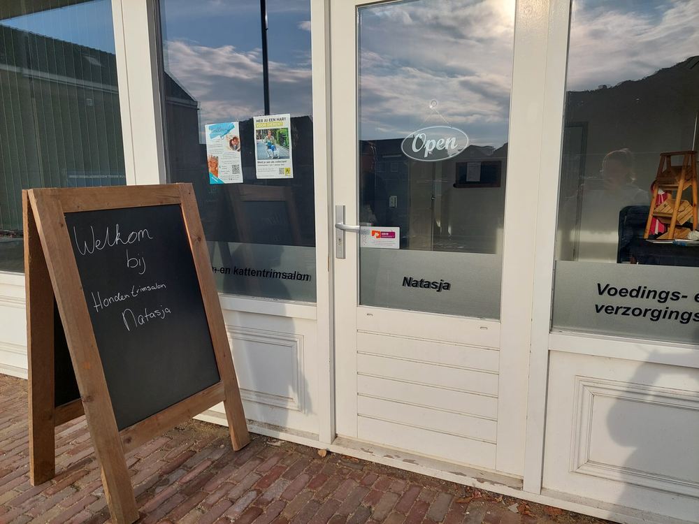 De voorgevel van Hondentrimsalon Natasja aan de Dorpsstraat in Oud Gastel